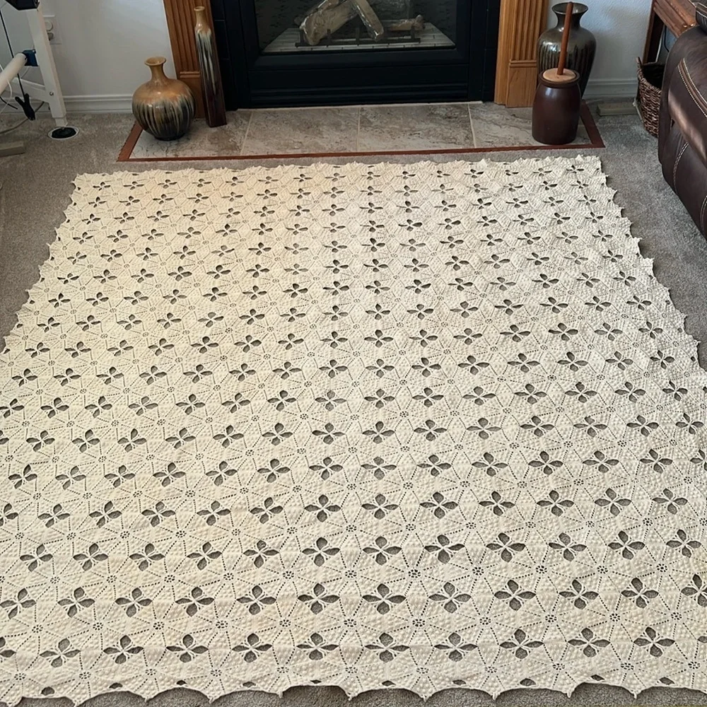 Beautiful Vintage Hand Crocheted Coverlet Tablecloth Throw 72”x86” Cream Color